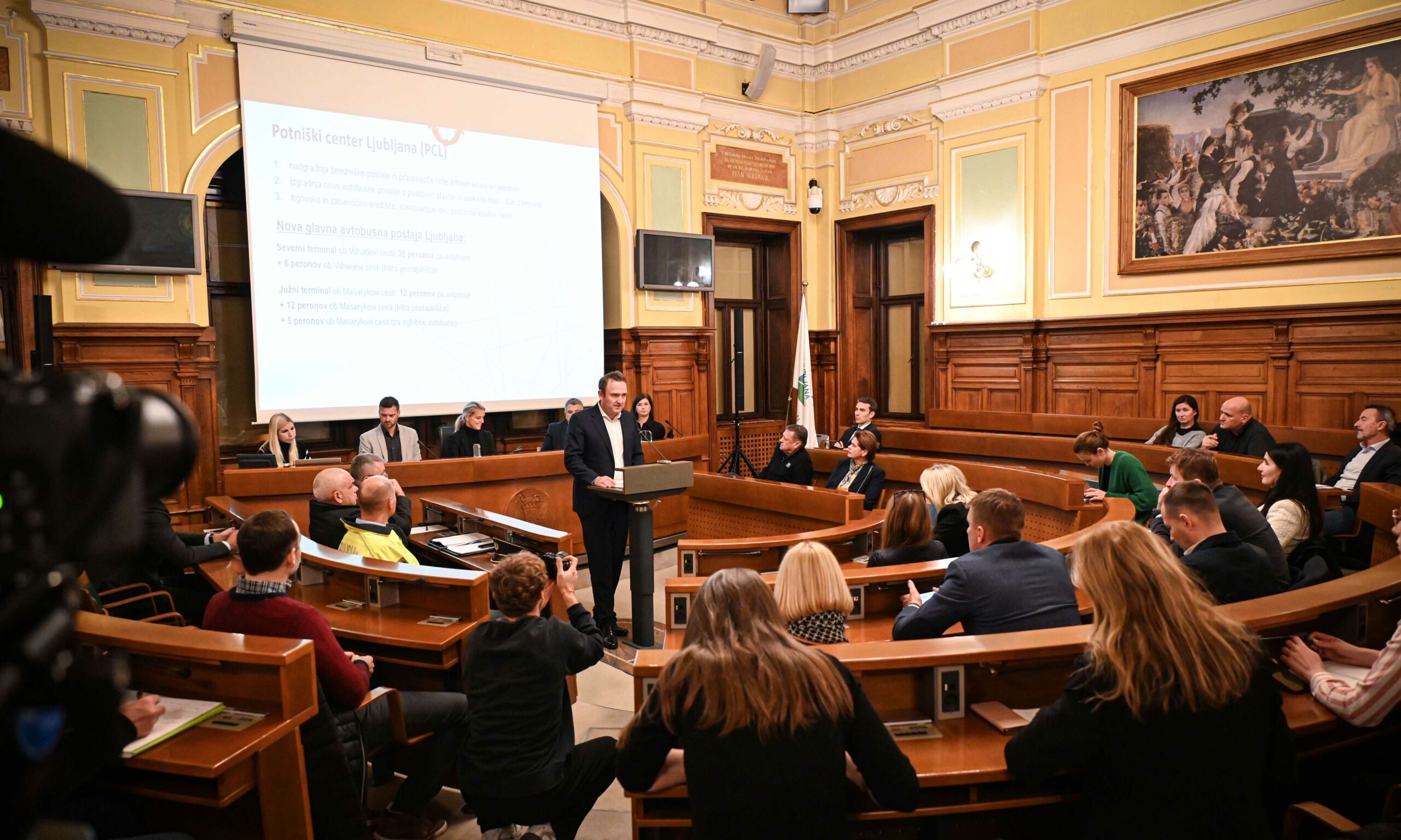 Zaradi prenove nadvoza nad Dunajsko cesto uveden nov vozni red vlakov Zaradi prenove nadvoza nad Dunajsko cesto uveden nov vozni red vlakov