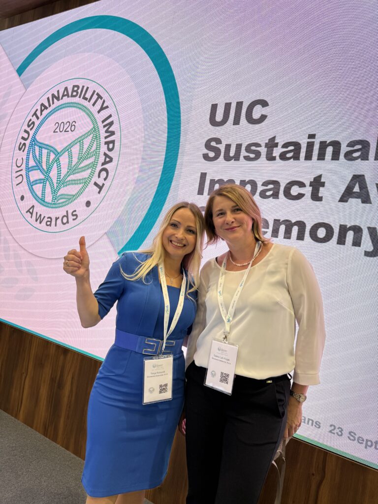 Tanja Rotovnik in Estera Lah Poljak na podelitvi nagrad v Berlinu