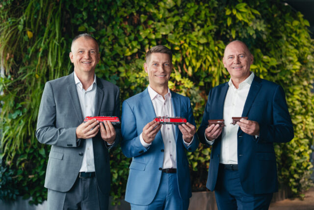 Na fotografiji so: Predsednik poslovodstva SŽ-Tovorni promet Ernest Gortan, član upravnega odbora RCG Christoph Grasl in član upravnega odbora Voestalpine AG Hubert Zajicek