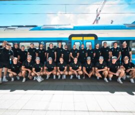 Ekipa HK Olimpija pozira pred vlakom Slovenskih železnic pred odhodom na gostovanje v Beljak.