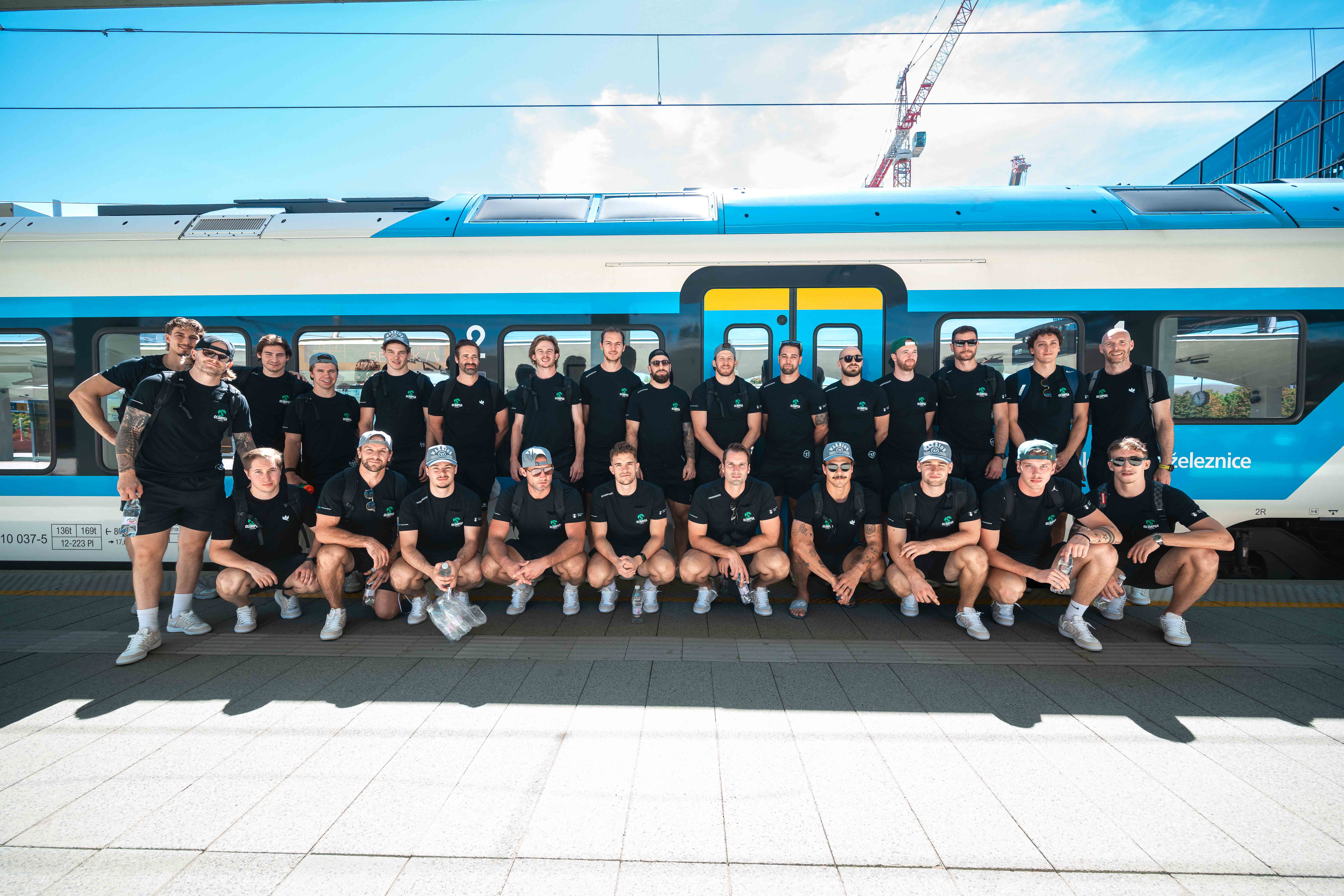 Ekipa HK Olimpija pozira pred vlakom Slovenskih železnic pred odhodom na gostovanje v Beljak.