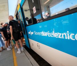 Člani HK Olimpija vstopajo na vlak Slovenskih železnic.