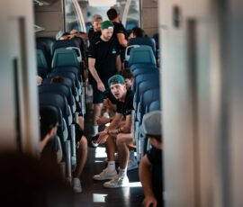 Hokejisti HK Olimpija med skupnim potovanjem z vlakom proti Beljaku.