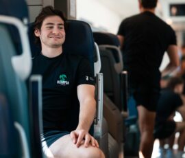 Hokejist HK Olimpija sedi na vlaku med potovanjem na gostovanje.