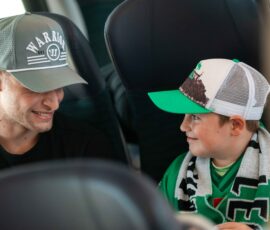 Navijač in hokejist HK Olimpija med vožnjo z vlakom proti Beljaku.