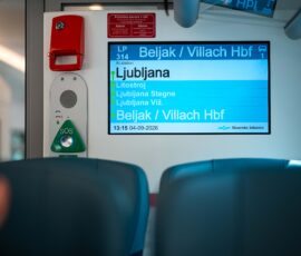 Informacijski zaslon na vlaku z oznako postaje Beljak/Villach.