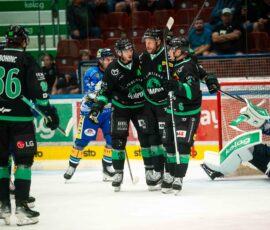 Hokejisti HK Olimpija na ledu med prijateljsko tekmo v Beljaku.
