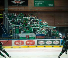 Pogled na hokejsko dvorano in navijače med tekmo HK Olimpija proti VSV Beljak.