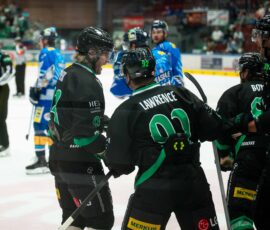 Hokejisti HK Olimpija in VSV Beljak med igro na ledu.