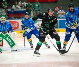 Hokejist HK Olimpija med napadom na prijateljski tekmi proti VSV Beljak.