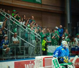 Navijači HK Olimpija spremljajo prijateljsko tekmo v Beljaku.