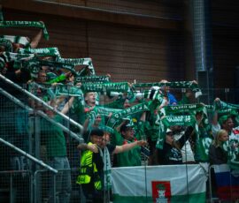 Navijači HK Olimpija na tribunah med tekmo v Beljaku.