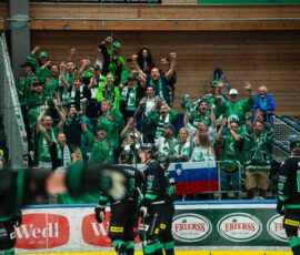 Ekipa HK Olimpija se po tekmi zahvali navijačem na tribunah.